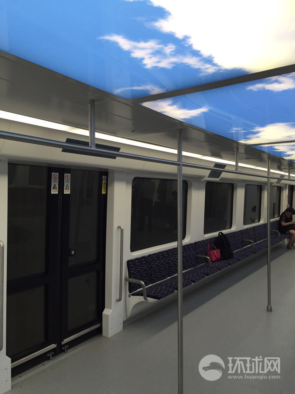 首辆巴铁模型车揭幕亮相底层可通行2米高汽车