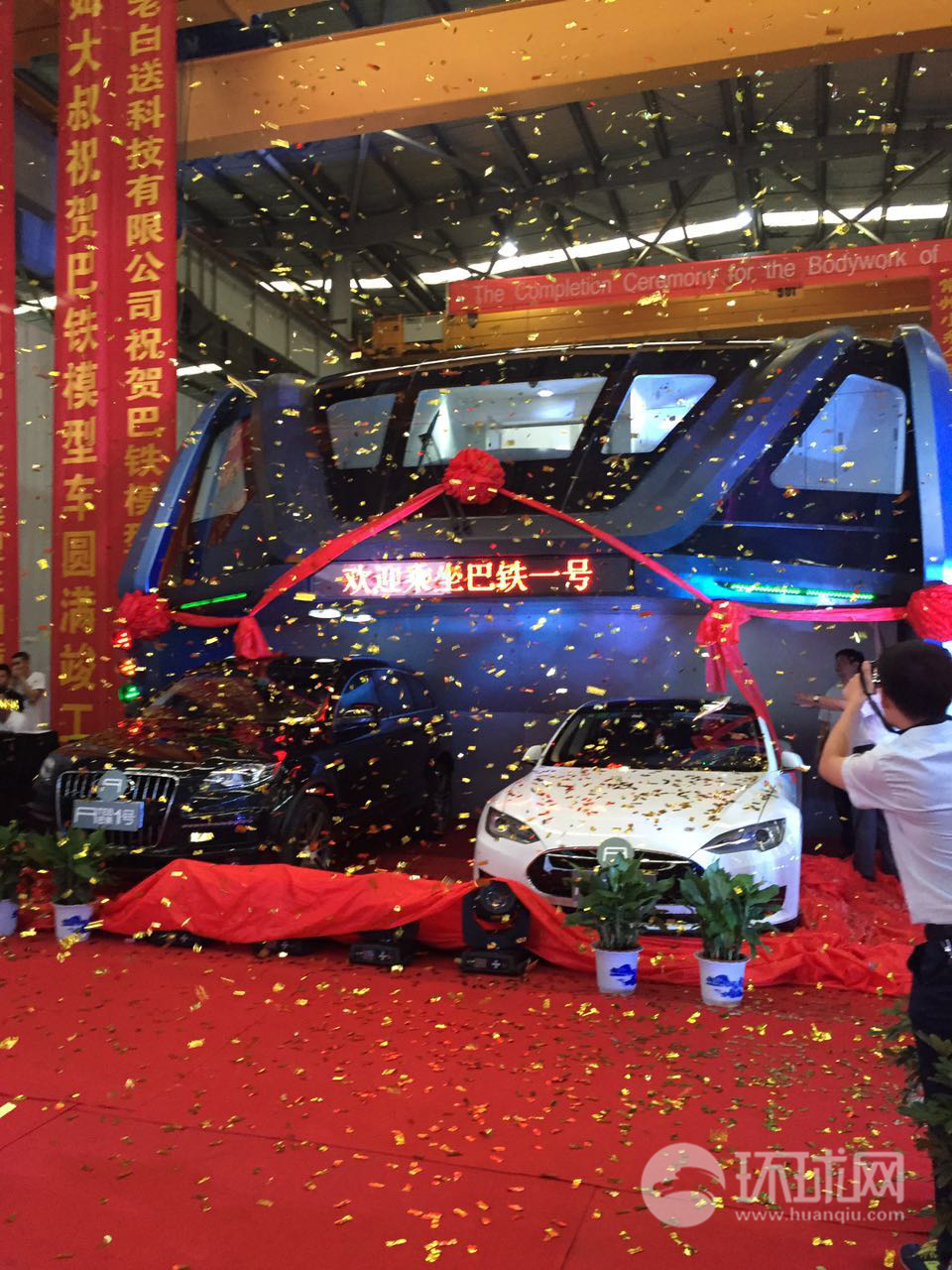 首辆巴铁模型车揭幕亮相底层可通行2米高汽车