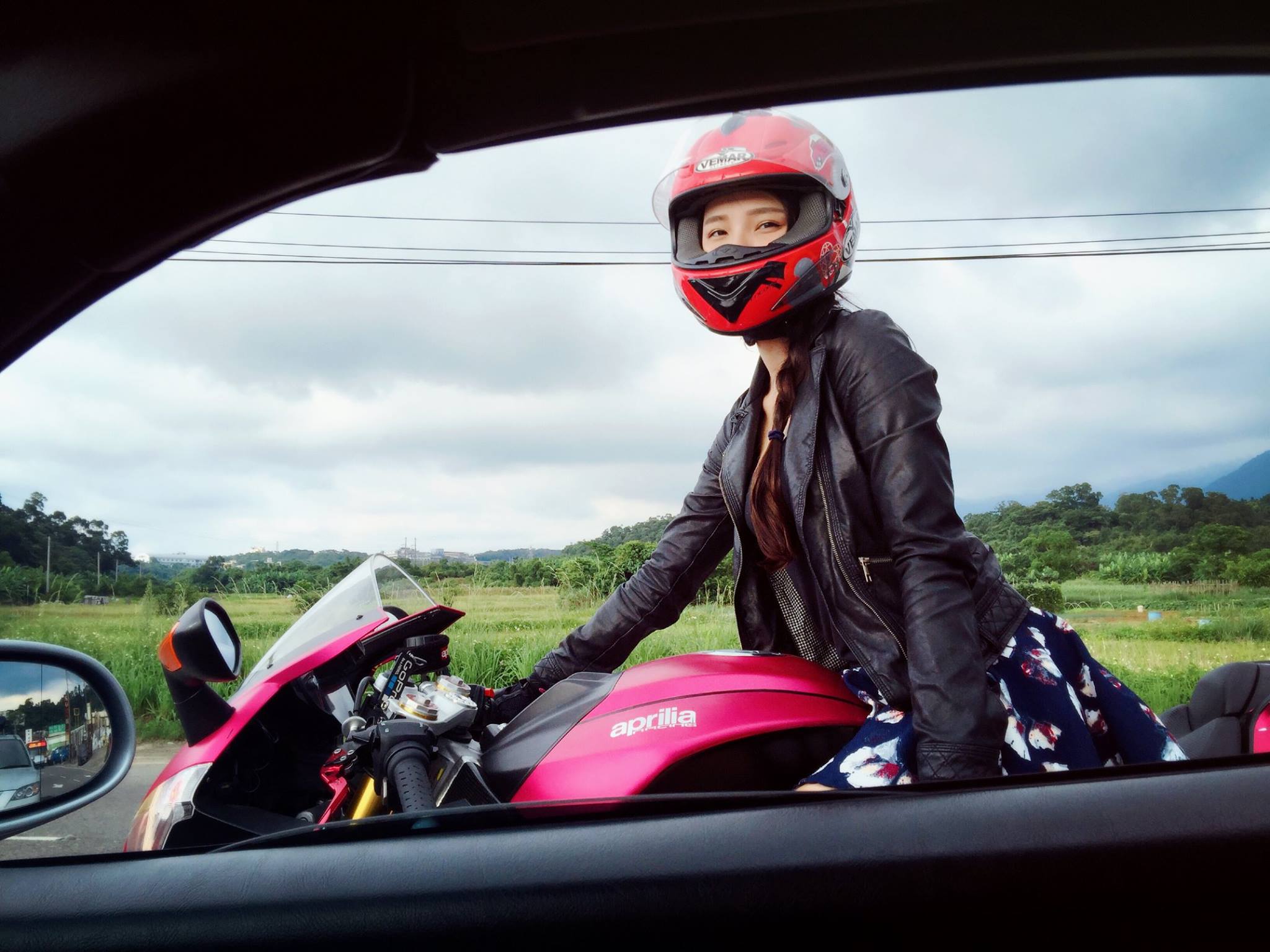 台湾机车妹骑车从不穿裤子 私下却是乖乖女