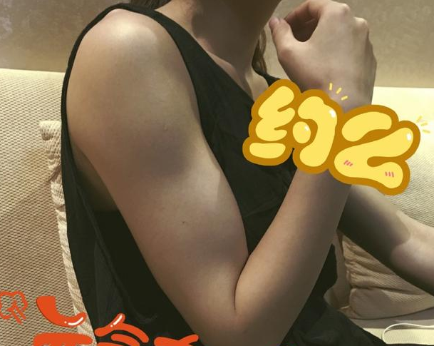 赵丽颖秀肱二头肌(组图)纤细嫩滑手臂居然有明显肌肉