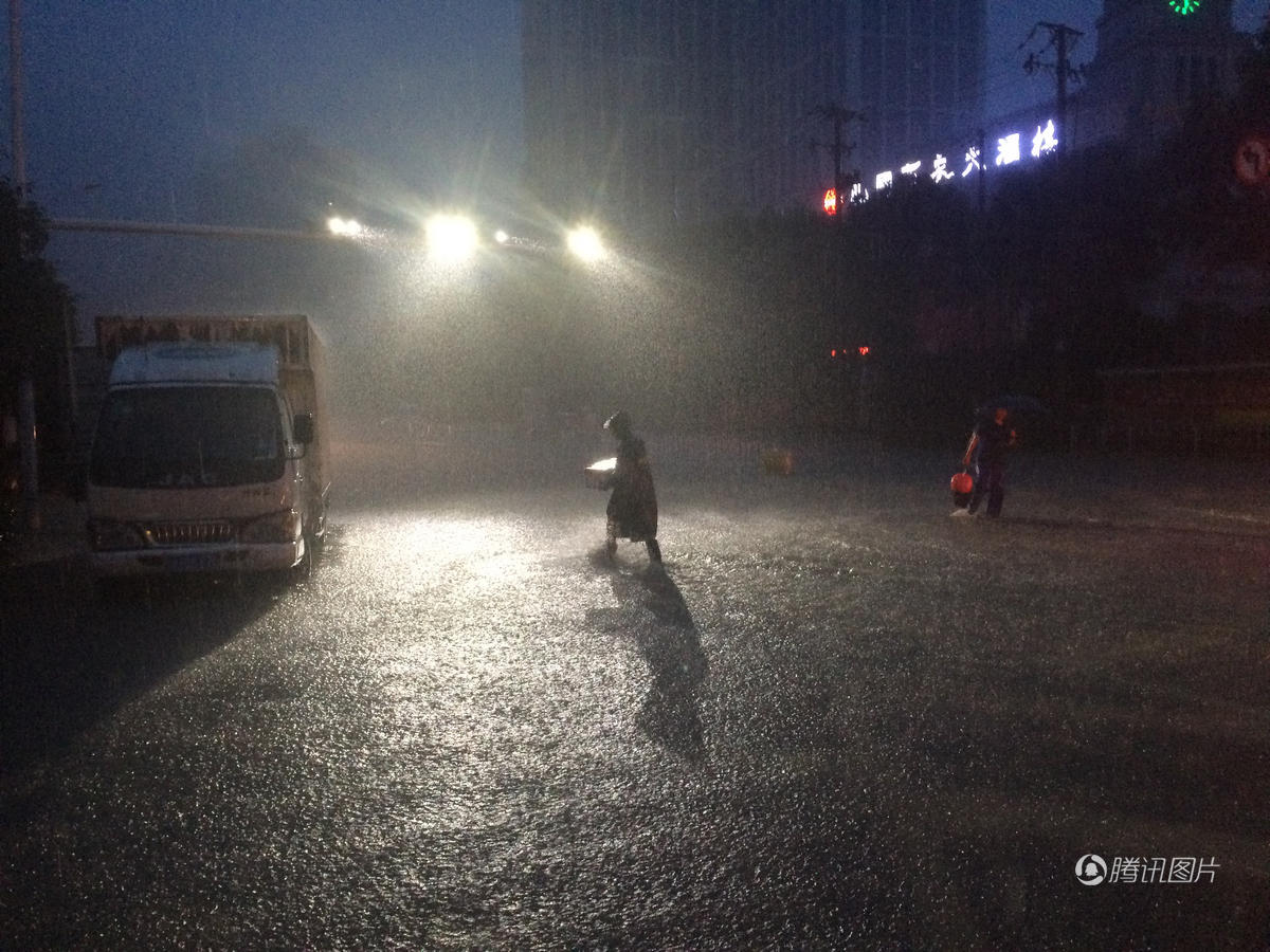 20 武汉再遭100毫米以上强暴雨 雨滴密如珠帘