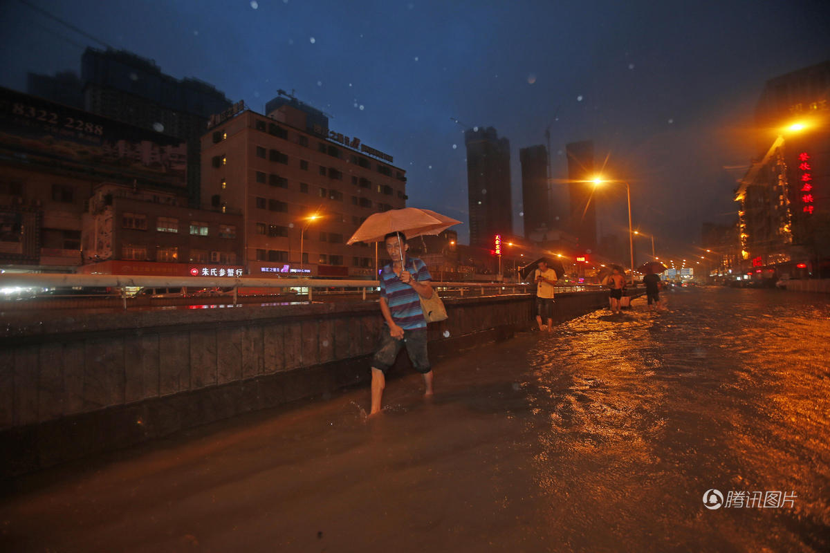 20 武汉再遭100毫米以上强暴雨 雨滴密如珠帘