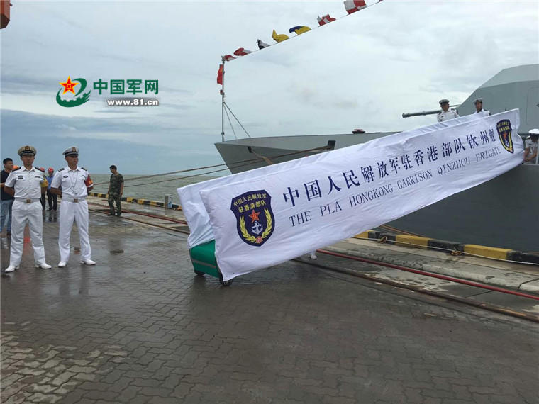 今日16时,经过近500海里的航行,驻香港部队"钦州舰"顺利抵靠钦州