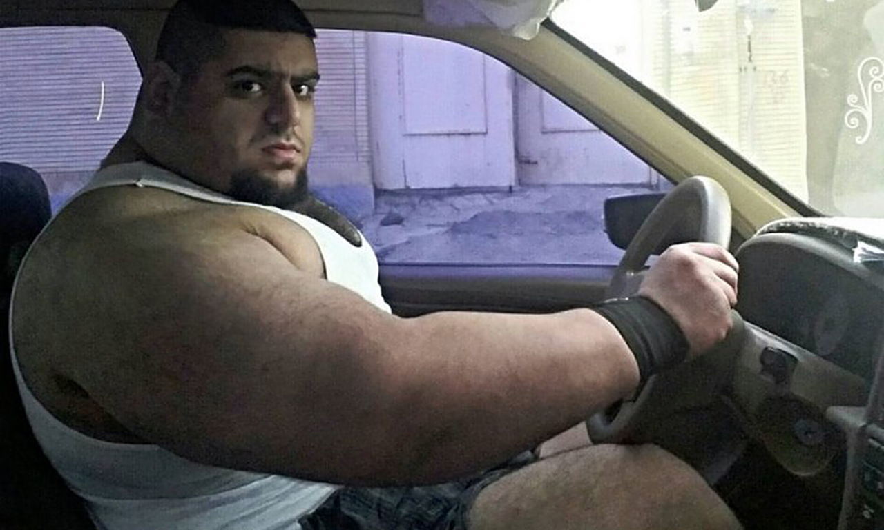 肌肉猛男身材秒杀"绿巨人" a4臂膀比腿更粗