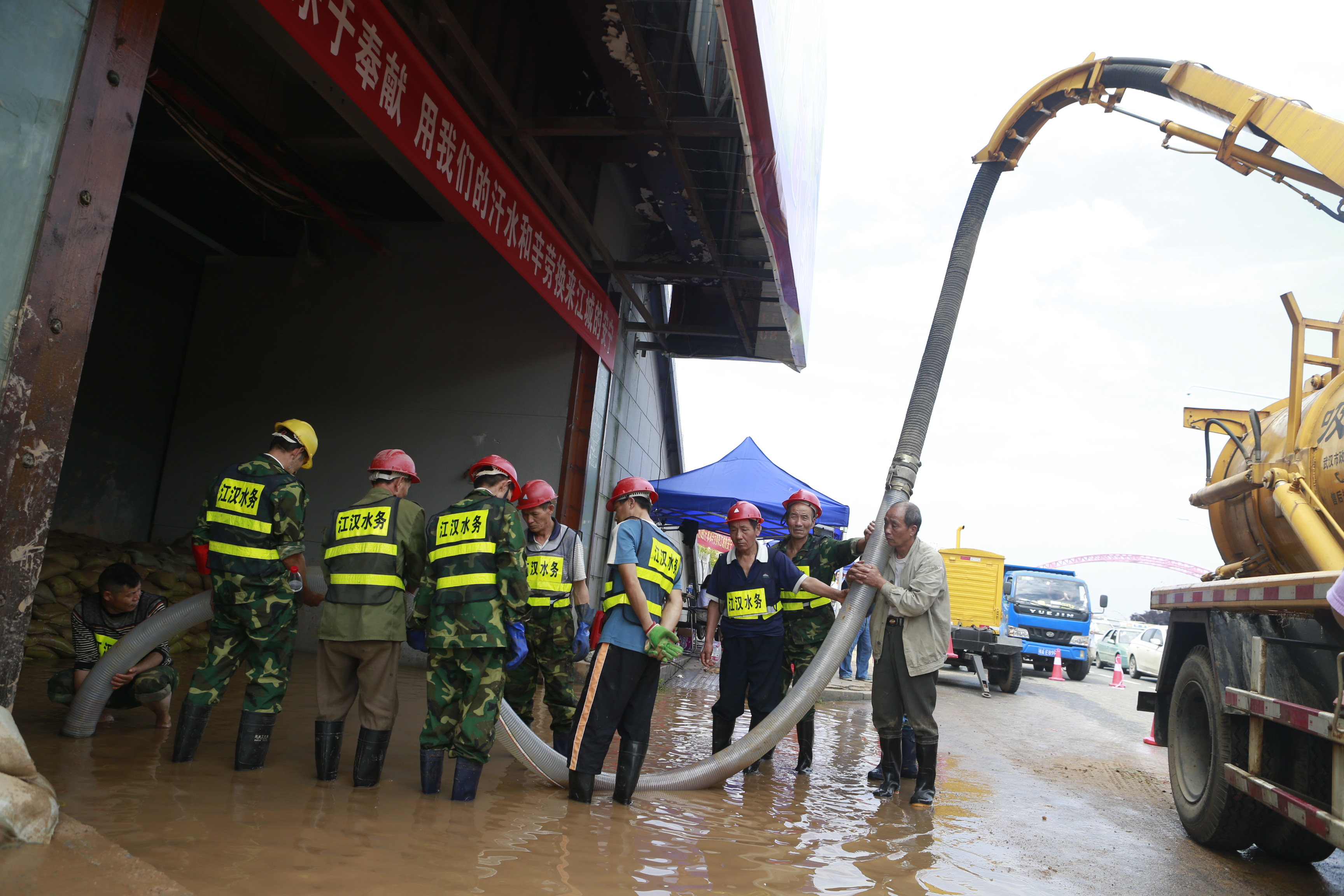 長江大堤龍王廟段華東水下工程有限公司在加固堤壩 武漢水務工作人員