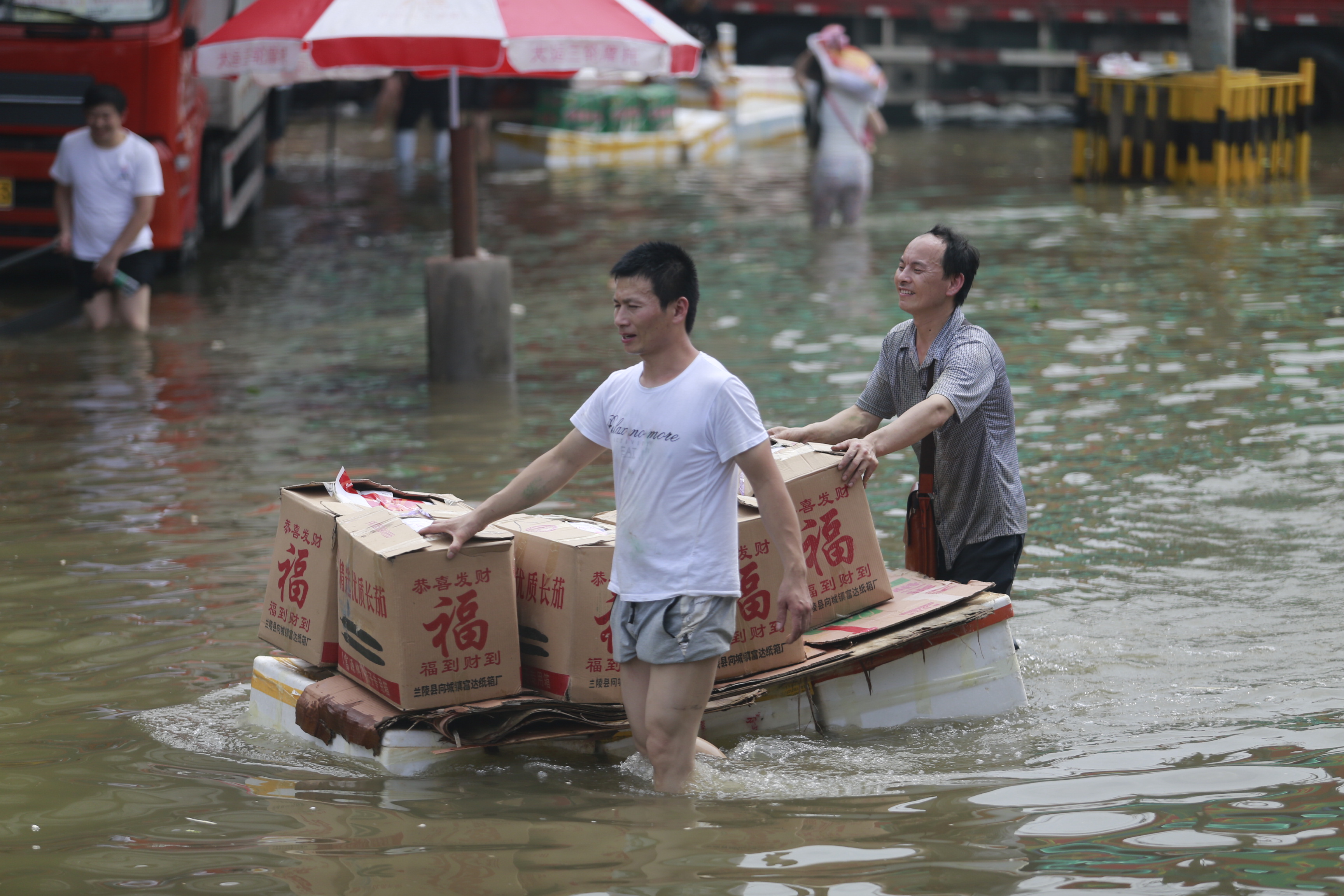 武汉:农贸市场积水尚未排尽 商户坚持水中营业
