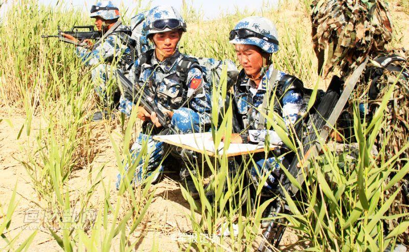 9 空降兵在大漠戈壁跨昼夜演练