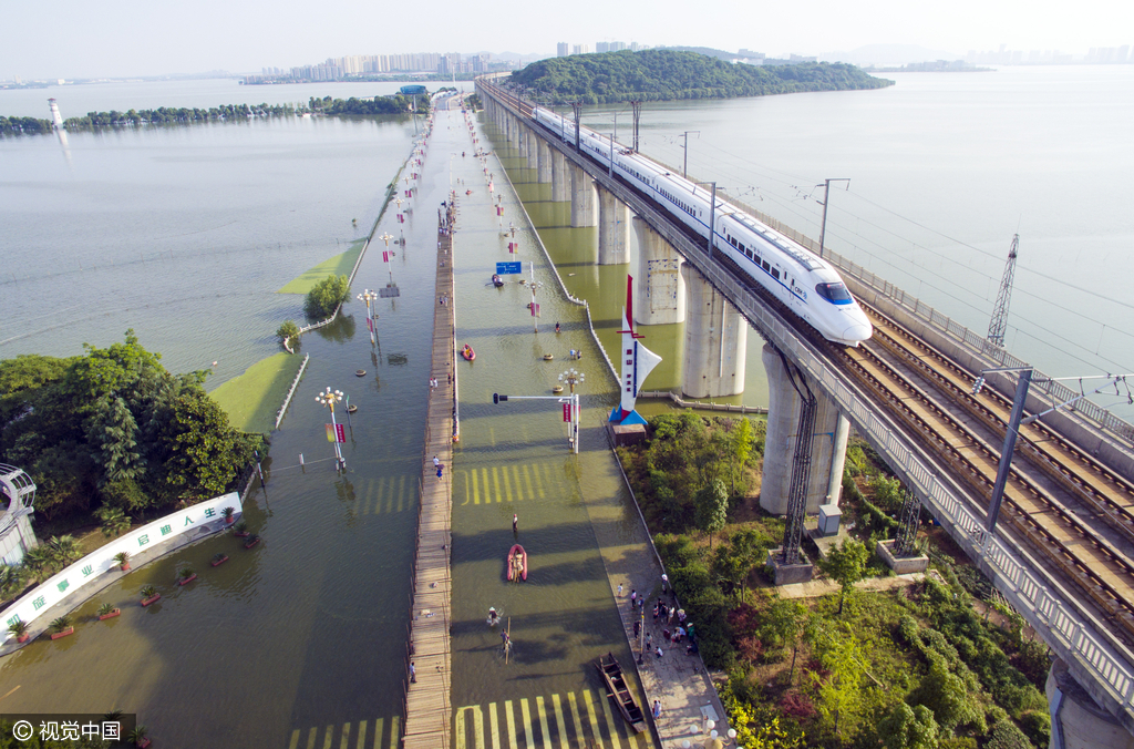 3 武汉汤逊湖淹水 路面开始铺设临时人行栈道