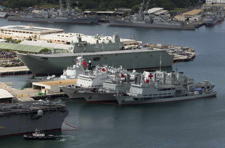 俯拍停靠在珍珠港的中国军舰