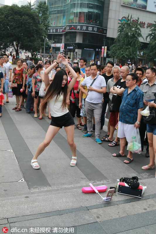 美女重庆街头直播热舞遭城管驱离 围观者称不解风情