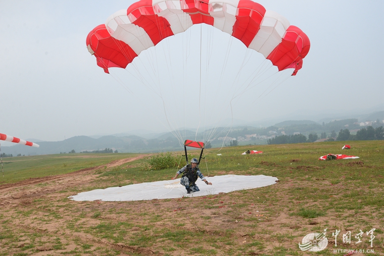 中国空军把伞兵车开飞起来了