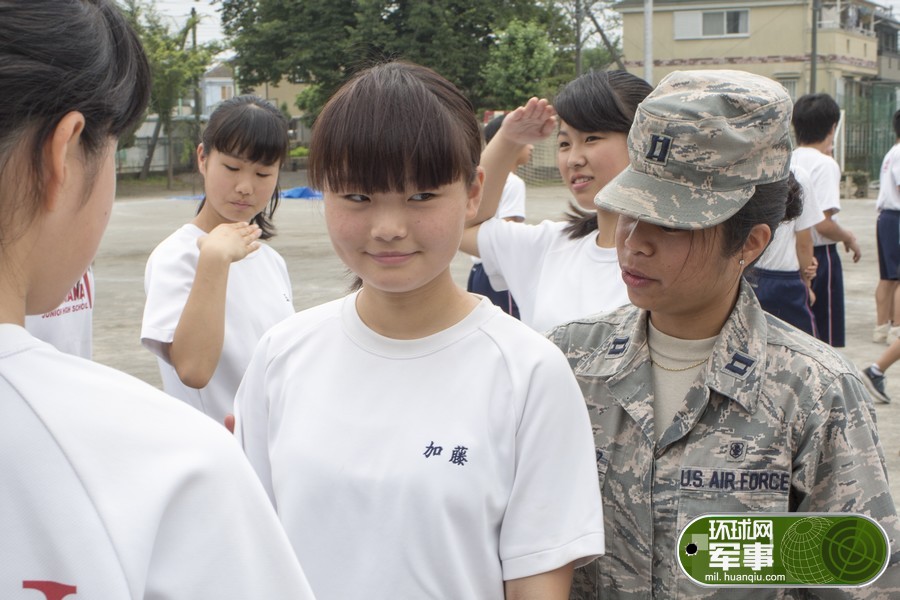 美国大兵给日本女中学生军训