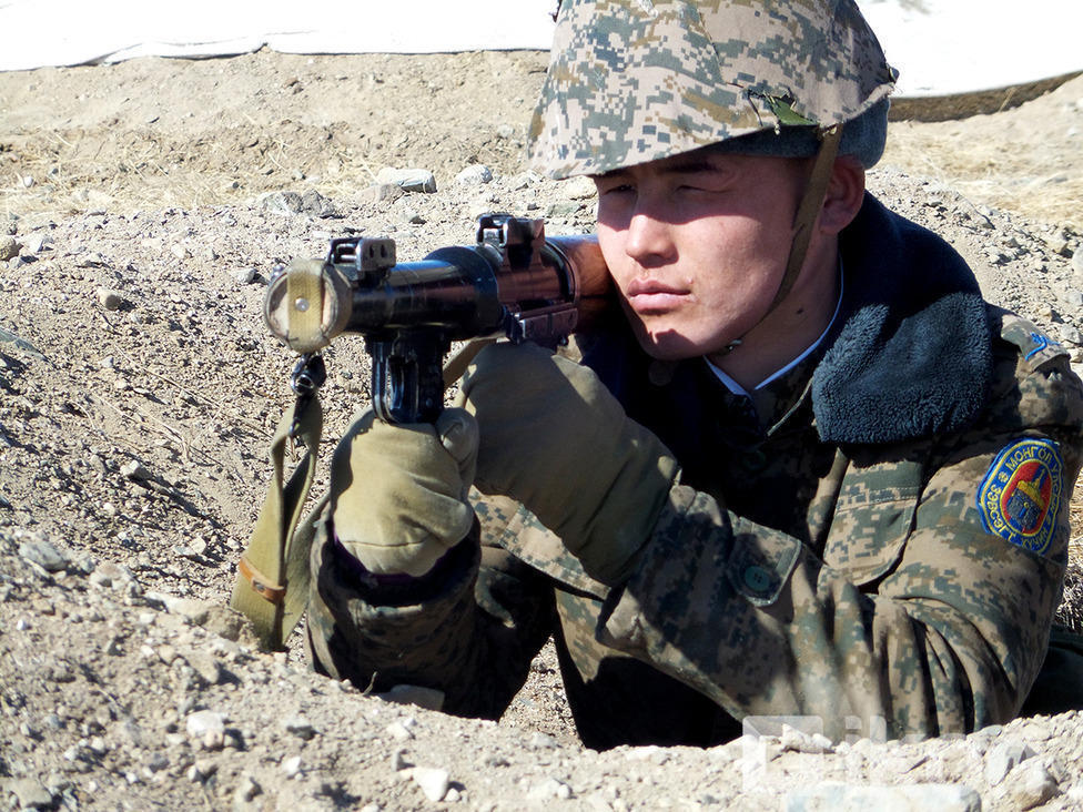 外蒙古军队高调展示美俄武器