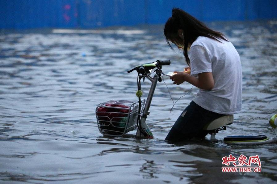 郑州女主播浑身湿透戴浴帽直播暴雨