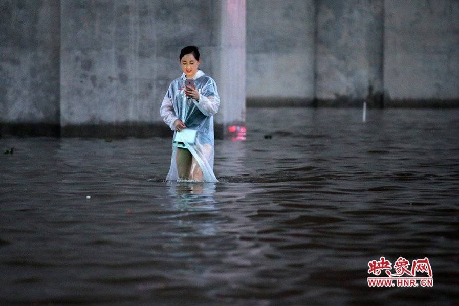 21 郑州 女主播浑身湿透 戴浴帽直播暴雨