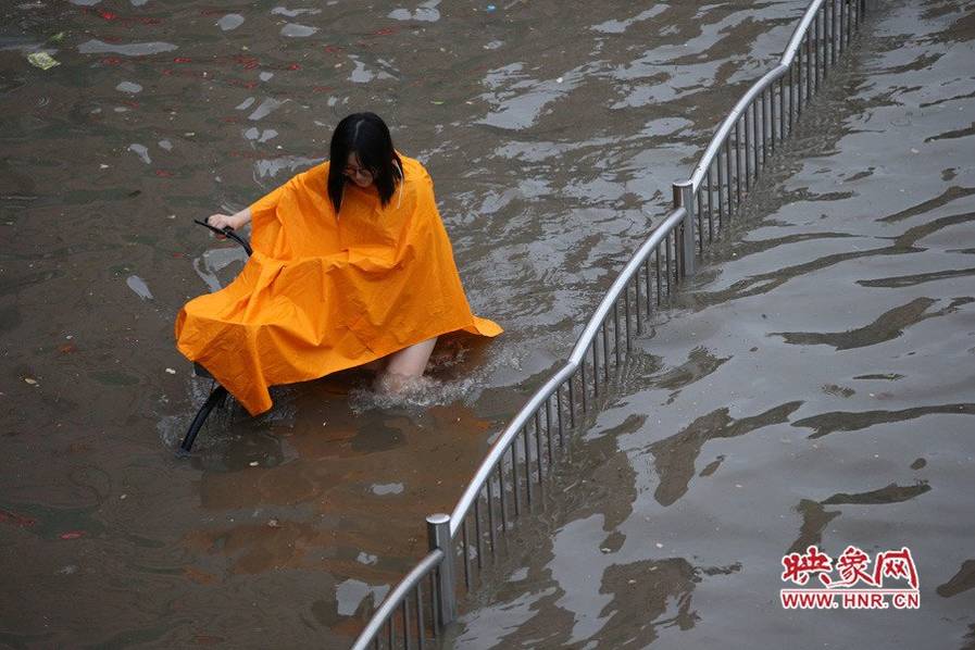 郑州一女主播浑身湿透戴浴帽直播暴雨