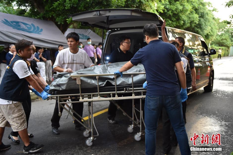 台湾游览车事故致26人罹难遗体送至殡仪馆