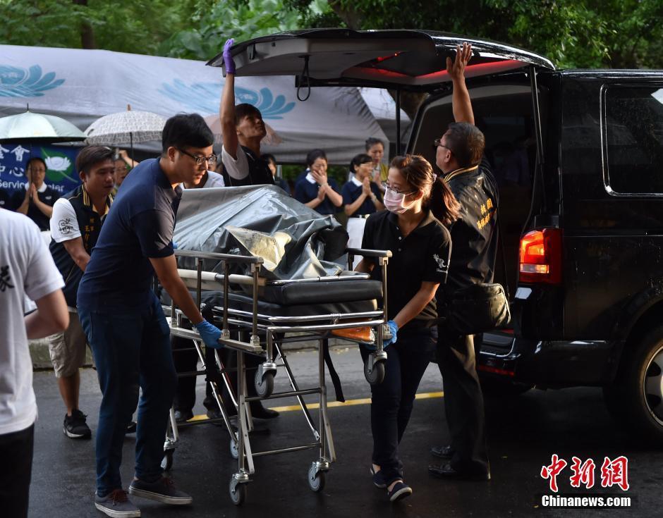 台湾游览车事故致26人罹难遗体送至殡仪馆