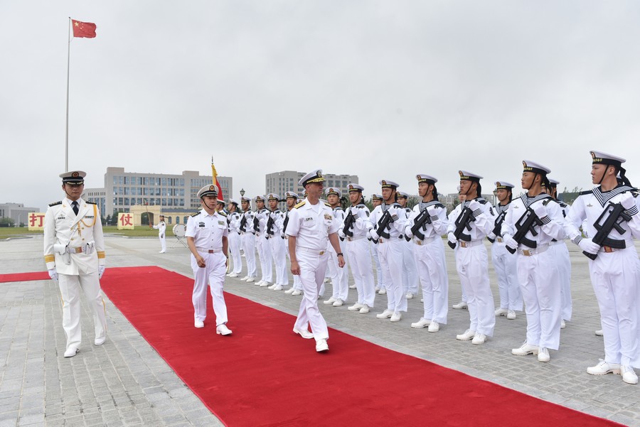 作戰部長約翰·理查德森一行抵達青島,訪問了海軍北海艦隊和潛艇學院