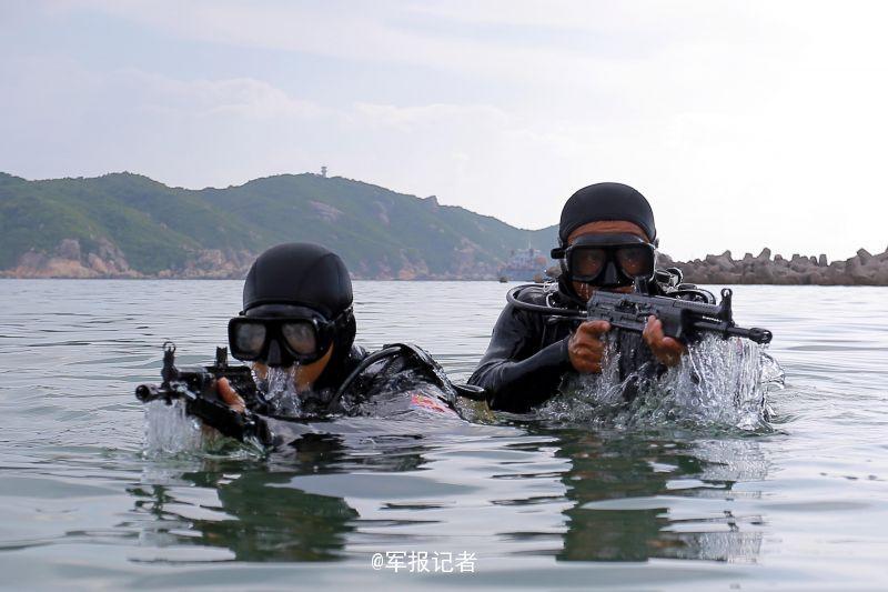 近日,海军某特战团严格按照训练大纲要求,紧贴实战,从严从难摔打