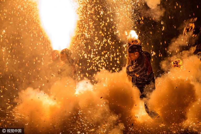 当地时间2016年7月25日,日本丰桥,民众庆祝传统烟花节,点燃手持烟 