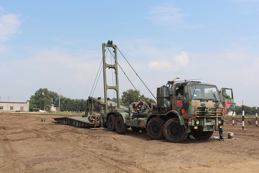 中国工程兵驾奇特装备抵俄参赛