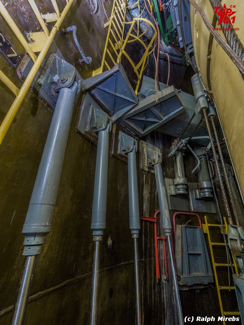 近日,俄罗斯网友进入一座被废弃了洲际导弹发射基地探秘.