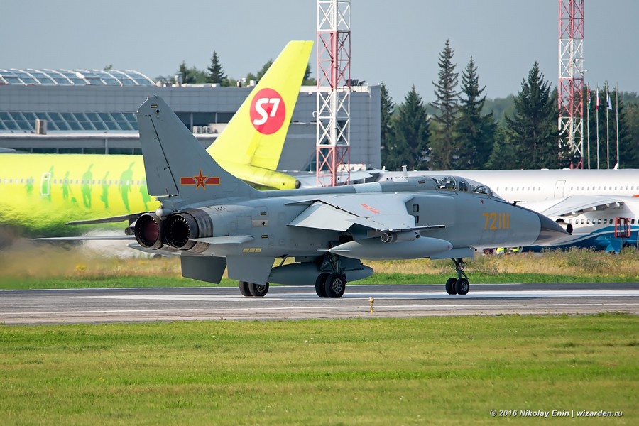 中国飞豹战机现身俄罗斯机场