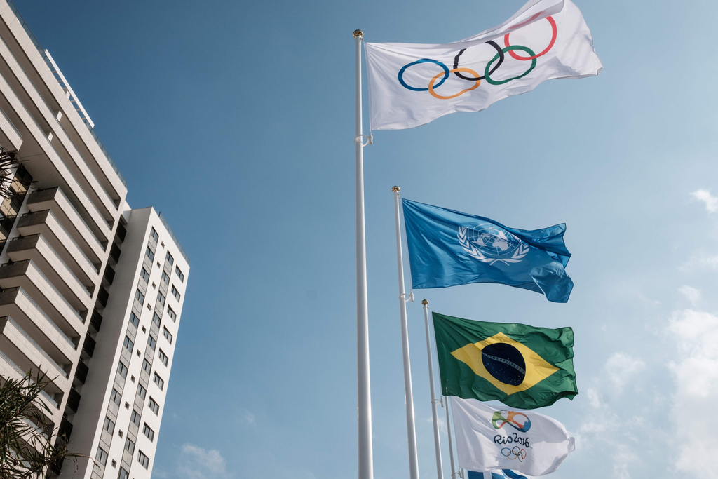 奥运村广场前飘扬的五环旗及各国国旗   26/28 隐藏描述