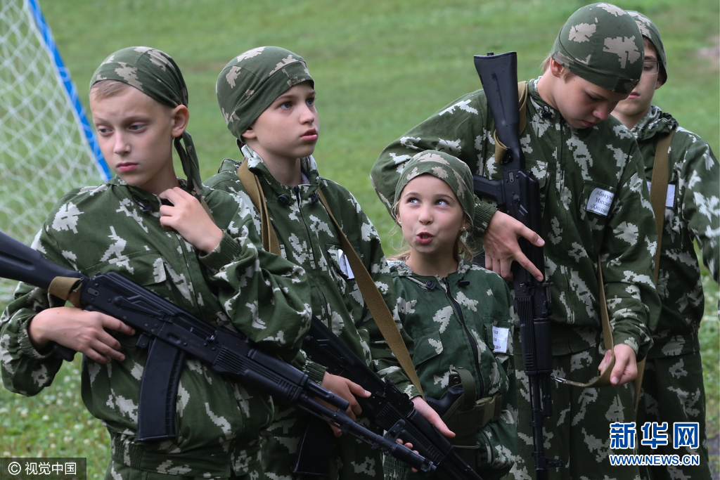 俄罗斯儿童脸涂迷彩手持步枪 战斗民族从娃娃抓起(组图)