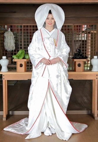 如泽尻英龙华的新娘服就是改良版的白无垢,白底绣金鹤