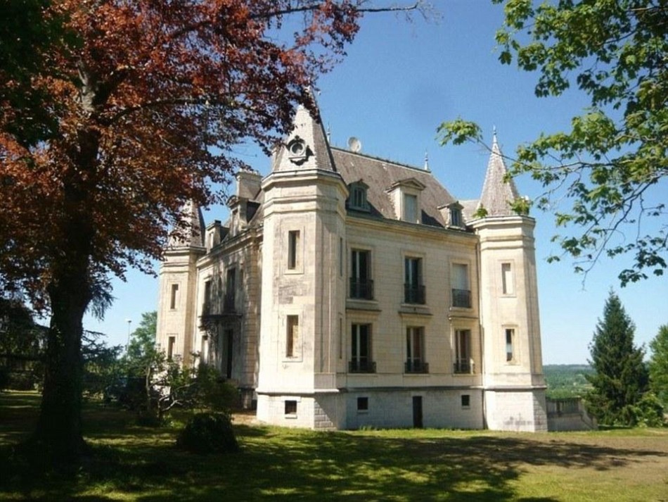 英国夫妇245万人民币买下法国古堡有森林牧场护城河