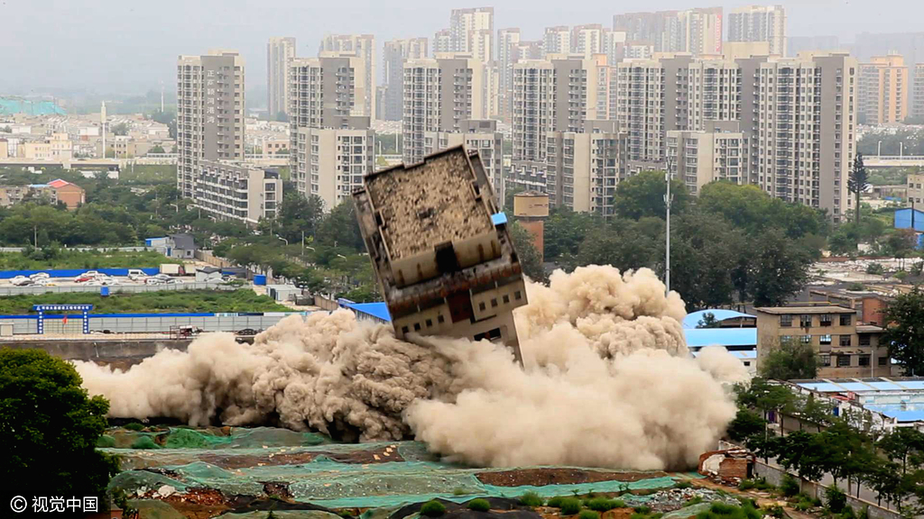 市,颖河路原郑州市电缆厂生产区,85米高交联立塔厂房被实施定向爆破