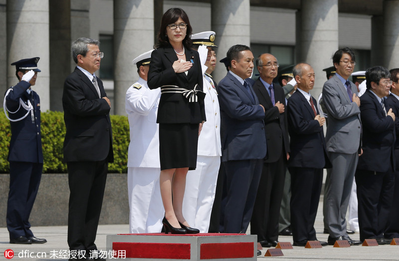 日本新防卫相稻田朋美走马上任穿黑套装检阅仪仗队