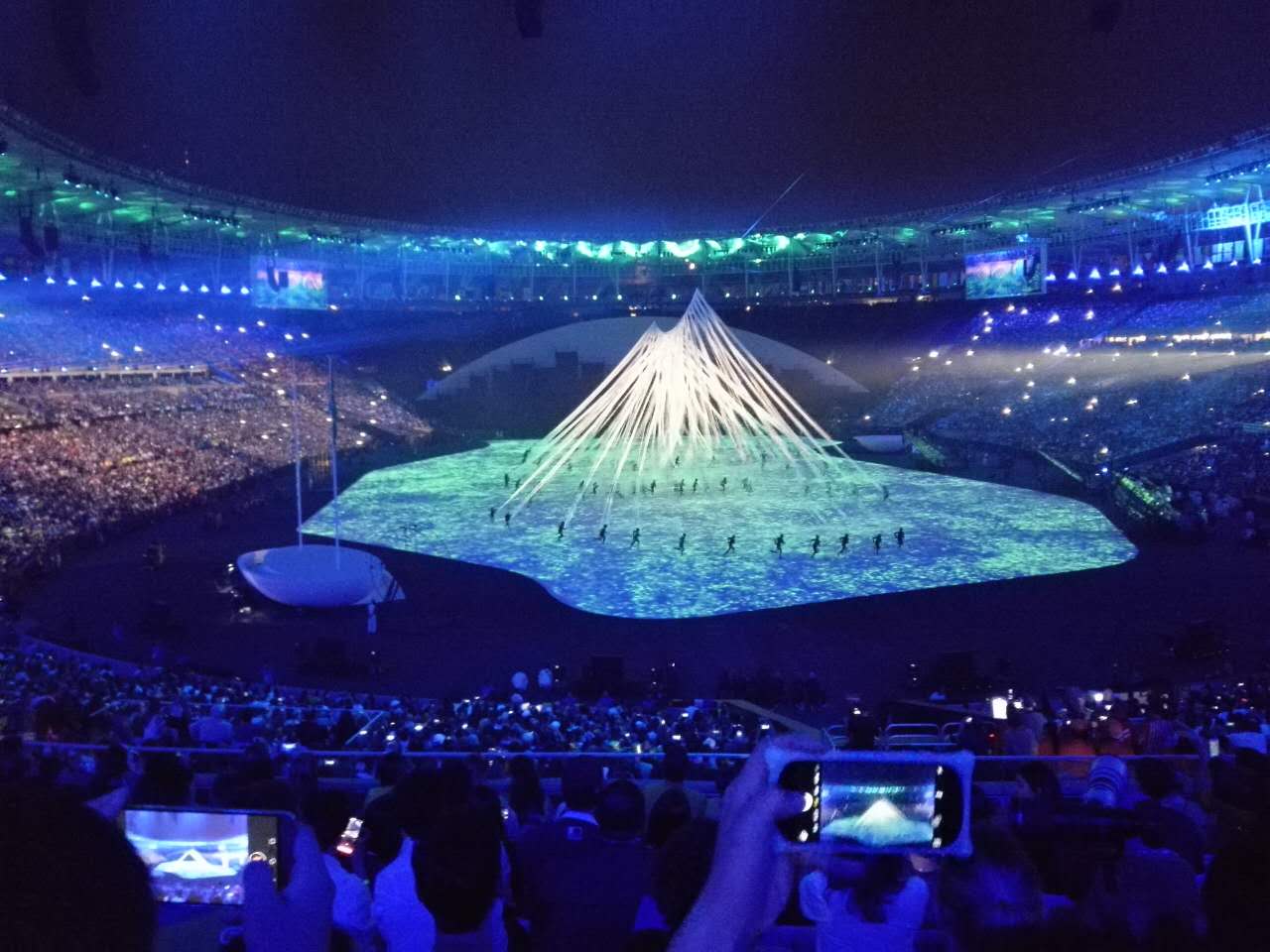 中国观众在里约奥运会开幕式现场