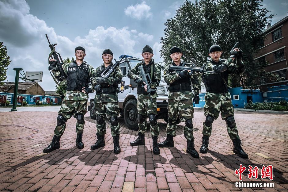 青岛边防战士拍警营写真
