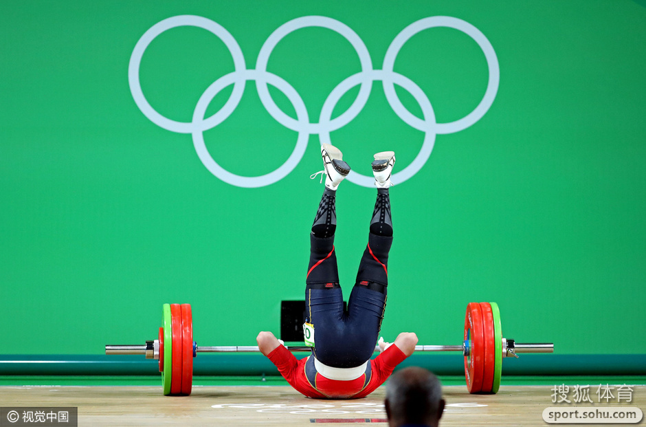 奥运会举重男子62kgb组的比赛中,日本选手中山洋介试举失败遭杠铃砸头