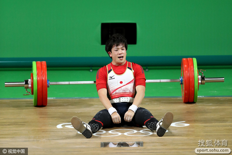 日举重选手杠铃砸头
