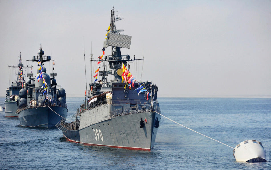 俄军太平洋舰队阅兵旧舰成群