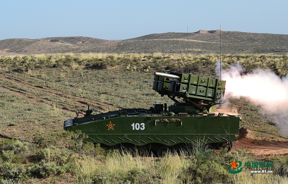 红箭10车顶竖起一神秘装置