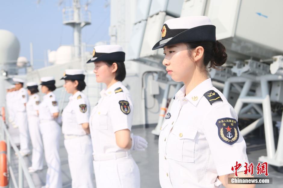 中国海军女舰员站坡英姿飒爽