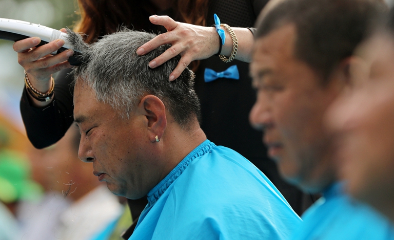 4 韩国民众举行"剃发"抗议 要求取消萨德部署