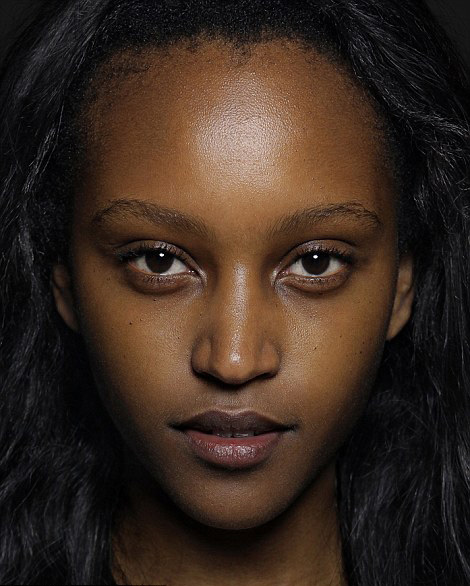 图为非洲卢旺达人.