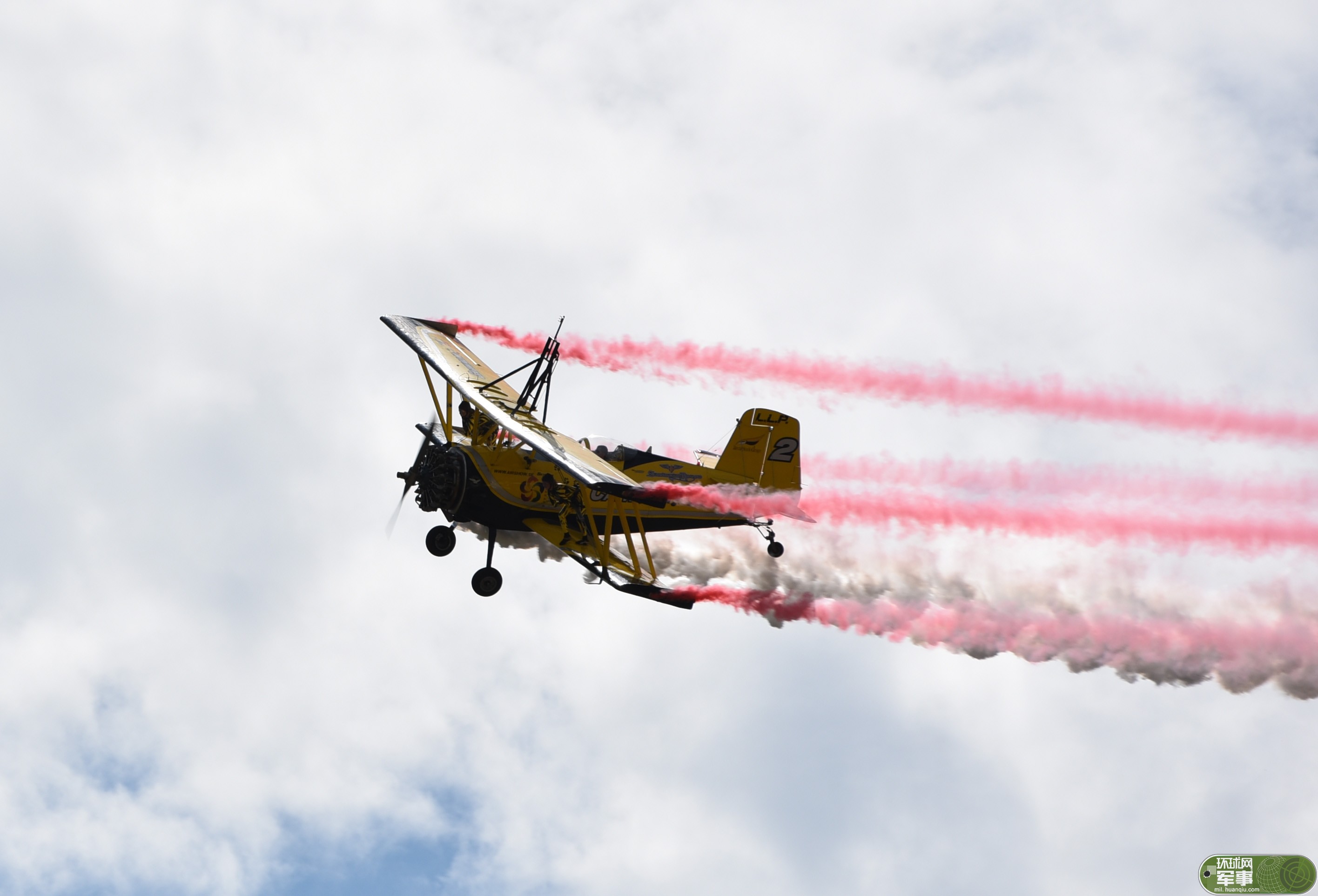 爱飞客那达慕上演猫女机翼踱步
