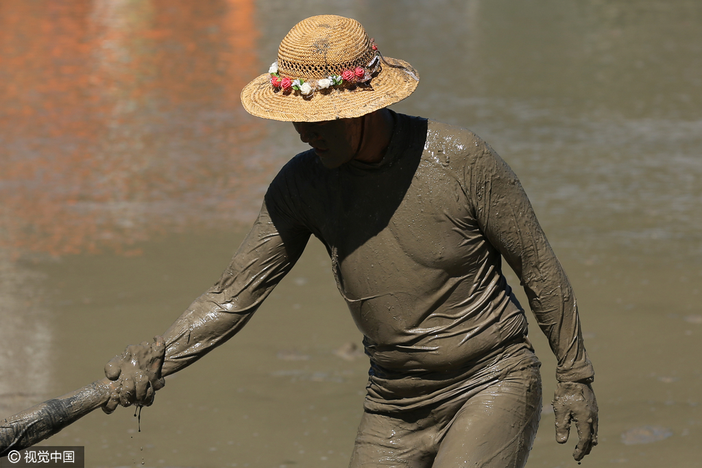 6 翻滚吧!泥浆 日本民众泥浆中疯狂撒欢