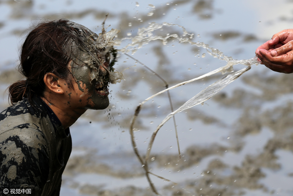 6 翻滚吧!泥浆 日本民众泥浆中疯狂撒欢