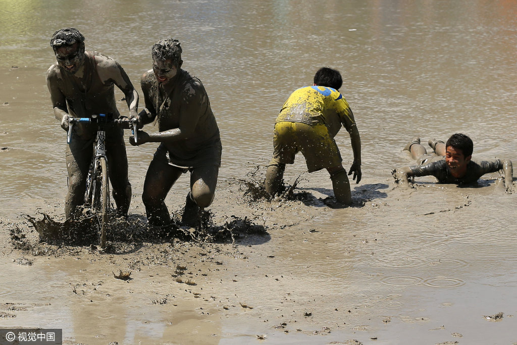 6 翻滚吧!泥浆 日本民众泥浆中疯狂撒欢