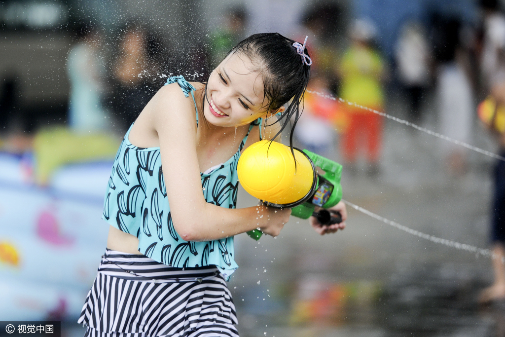 3 广东白领减压节撕枕头打水枪释放自我