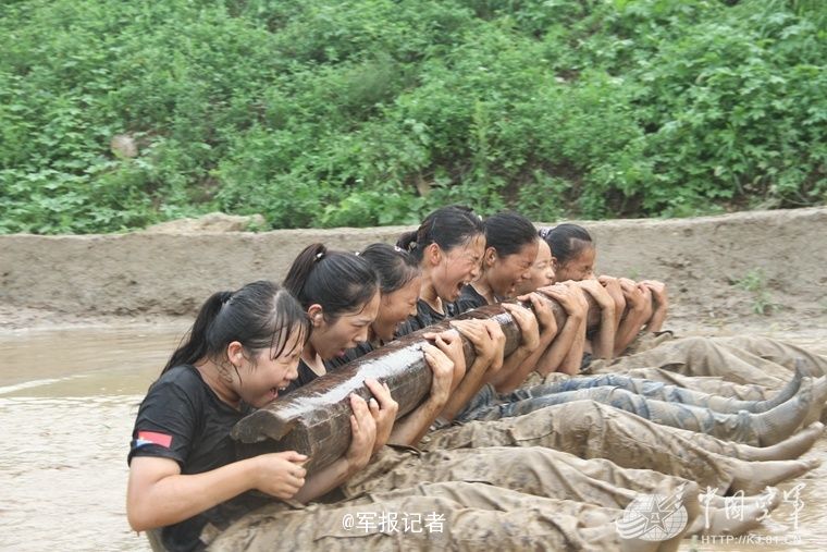 萌妹子到军营体验泥潭圆木训练