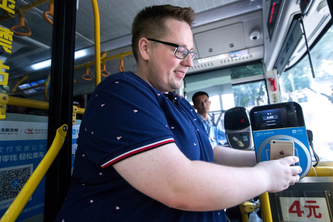 德国胖子网红在杭州身无分文的24个小时